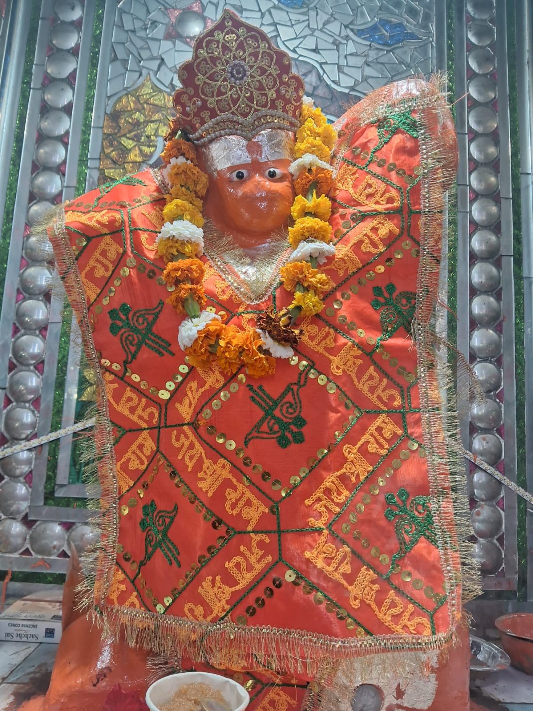 हनुमान जयंती 2026: पूजा विधि और उपाय हनुमान जयंती पर हनुमान जी की पूजा करते भक्त और सजे हुए मंदिर का दृश्य