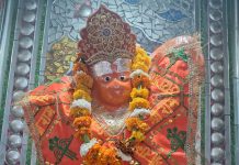 चैत्र पूर्णिमा 2026: हनुमान जयंती पर ऐसे करें बजरंगबली की पूजा, मिलेगा विशेष आशीर्वाद हनुमान जयंती पर हनुमान जी की पूजा करते भक्त और सजे हुए मंदिर का दृश्य