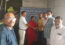 बस्ती: कैंसर से दिवंगत तकनीकी सहायक के परिवार को 1 लाख की मदद, संगठन की मानवीय पहल