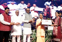 योगी का बड़ा खुलासा: 2017 से पहले नौकरी के लिए लगती थी बोली, अब 9 लाख युवाओं को मिला रोजगार! लोकभवन में 609 स्वास्थ्यकर्मियों को मिला नियुक्ति पत्र