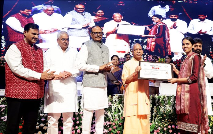 लोकभवन में 609 स्वास्थ्यकर्मियों को मिला नियुक्ति पत्र