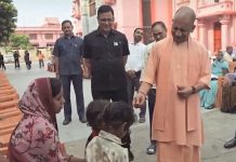 “तुम दोनों में बड़ा कौन है?” गोरखपुर में बच्चों से घुले-मिले CM योगी, जनता दर्शन में चॉकलेट देकर जीता दिल